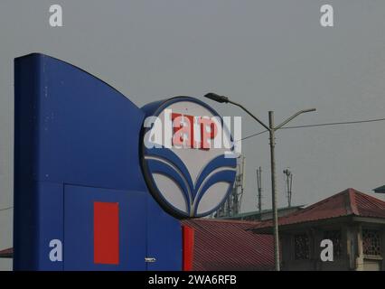 Srinagar Cachemire, Inde. 02 janvier 2024. Le logo Hindustan Petroleum (HP) est visible dans une station-service à Srinagar. Ruée massive vers les stations-service de la ville de Srinagar, suite à une grève nationale des transporteurs contre la loi de la Bharatiya Nyay Sanhita (BNS), qui a remplacé le Code pénal indien de l'époque coloniale, les conducteurs qui causent un accident grave de la route par négligence de conduite et s'enfuient sans en informer la police ou tout fonctionnaire de l'administration peuvent faire face à une peine allant jusqu'à 10 ans ou une amende de 7 roupies lakh. Le 02 janvier 2024, Srinagar Cachemire, Inde. (Image de crédit : © Fird Banque D'Images