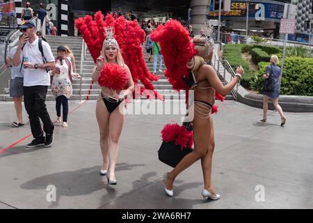 Les filles modèles en bikinis annoncent Britney Spears concert à l'hôtel .Las Vegas, la capitale mondiale du divertissement, Nevada, États-Unis Banque D'Images