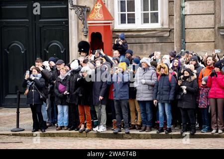 Copenhague, Hovedstaden, Danemark. 2 janvier 2024. Les gens se sont rassemblés pour la relève des gardes au palais d'Amalienborg, garde d'honneur au palais royal danois après que la reine de Danemark, MARGRETHE ||, a annoncé son abdication, prévue pour janvier 14, le 52e anniversaire de son accession. (Image de crédit : © Andreas Stroh/ZUMA Press Wire) USAGE ÉDITORIAL SEULEMENT! Non destiné à UN USAGE commercial ! Crédit : ZUMA Press, Inc./Alamy Live News Banque D'Images