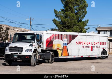 Clarkdale, AZ - 17 novembre 2023 : camion de livraison Michelob Ultra Banque D'Images