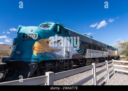 clarkdale, AZ - 17 novembre 2023 : le Verde Canyon Railroad offre 4 heures, 20 miles de trajet en train à travers le canyon dans des voitures anciennes rénovées avec adjacent Banque D'Images