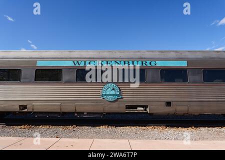 Clarkdale, AZ - 17 novembre 2023 : la voiture de Wickenburg sur le Verde Canyon Railroad, qui offre 4 heures, 20 miles de trajet en train à travers le canyon en rénovation Banque D'Images