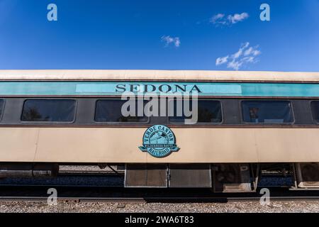 Clarkdale, AZ - 17 novembre 2023 : la voiture Sedona sur le Verde Canyon Railroad, qui offre 4 heures, 20 miles de trajet en train à travers le canyon dans v rénové Banque D'Images