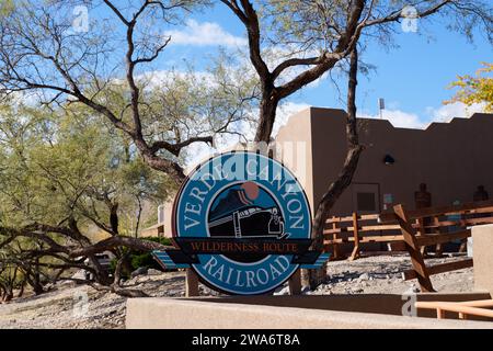 Clarkdale, AZ - 17 novembre 2023 : le Verde Canyon Railroad offre 4 heures, 20 miles de trajet en train à travers le canyon dans des voitures anciennes rénovées avec adjacent Banque D'Images