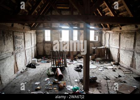 Une maison abandonnée en ruine, inhabitée. Banque D'Images