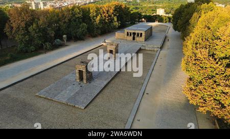Vidéo aérienne par drone du Templo de Debod Madrid Espagne ancien temple égyptien Parque del Oeste bassin reflétant et vue au coucher du soleil Banque D'Images