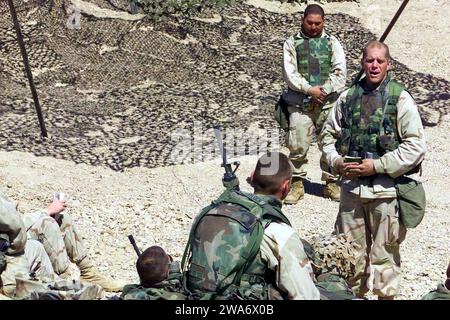 Forces militaires AMÉRICAINES. US Navy (USN) Lieutenant (LT) Carey Cash, Bataillon aumônier, 1e Bataillon, 5e Marines, équipe de combat régimentaire 5, effectue des services religieux pour Charlie Company, 1e Bataillon, 5e Marines, dans la zone d'entraînement à l'extérieur du Camp Coyote dans le nord du Koweït pendant l'opération ENDURING FREEDOM. Banque D'Images