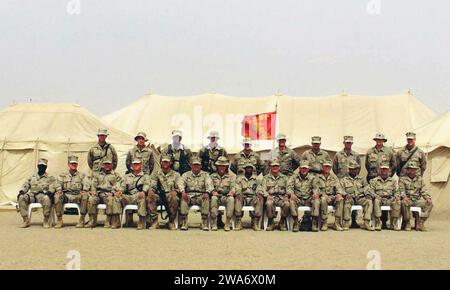 Forces militaires AMÉRICAINES. US Marine corps (USMC) Marines du 1e Bataillon, 5e Marines (1/5) pose pour un groupe tiré sur un emplacement avancé déployé pendant l'opération IRAQI FREEDOM. Tous sont des Marines américains, sauf indication contraire. Rangée avant (de gauche à droite) : quartier général et compagnie de services (CO&S) Capitaine (CPT) Wil Dickens, compagnie d'armes (CO) CPT Pete Faruum, CO C CPT Shawn Blodgett, CO B CPT Jason Smith, A CPT Blair Sokol, Sergent d'artillerie maître (MGYSGT) Herman Medina, section des opérations (S3) Major (MAJ) Steve armes, officier supérieur (XO) MAJ Cal Worth, commandant (CO) Lieutenant Banque D'Images