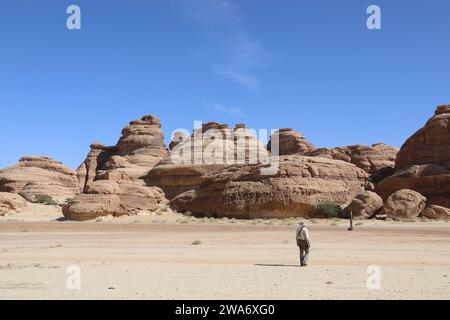 Géologue explorant les formations rocheuses dans le désert arabe Banque D'Images