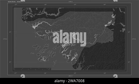 Guinée-Bissau mis en évidence sur une carte d'altitude à deux niveaux avec la carte des lacs et des rivières avec le point de la capitale du pays, la grille cartographique, l'échelle de distance et Banque D'Images