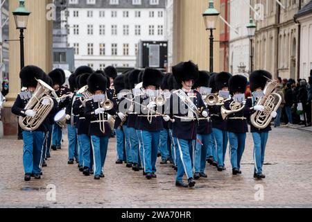 Kopenhagen, Dänemark. 2. Jänner 2024. Wachablösung der Ehrenwache des dänischen Königspalasts im Schloss Amalienborg, nach Ankündigung der Abdankung der dänischen Königin MARGRETHE am 14. Januar, den 52. Jahrestag ihrer Thronbesteigung. Hovedstaden *** Copenhague, Danemark 2 janvier 2024 changement de la garde d'honneur du Palais royal danois au Palais d'Amalienborg, après l'annonce de l'abdication de la reine MARGRETHE le 14 janvier, 52e anniversaire de son accession au trône Banque D'Images