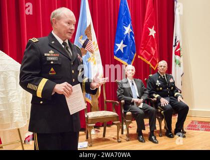 Forces militaires AMÉRICAINES. Le 18e président des chefs d'état-major interarmées, le général Martin E. Dempsey, s'adresse à un auditoire, tandis que le lieutenant général de l'USAF (ret.) Brent Scowcroft et le brigadier général Tom Cosentino écoutent sur scène lors d'une cérémonie d'inauguration en l'honneur de Scowcroft au National War College de l'Université de la Défense nationale sur le fort Lesley J. McNair, Washington, DC, le 13 janvier 2015. NDU a organisé une cérémonie pour dédier officiellement la salle 350 du Roosevelt Hall en l'honneur de Scowcroft. Le général Dempsey a assisté à la cérémonie en tant que conférencier invité. Photo du DoD par le sergent d'état-major Sean K. Harp/libéré Banque D'Images