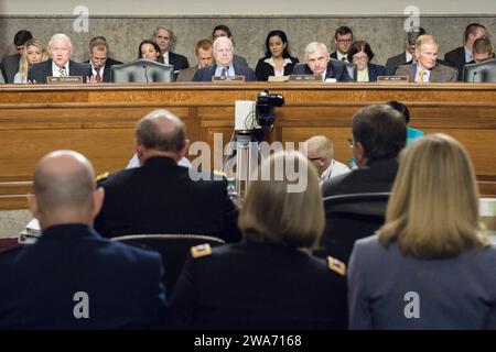 Forces militaires AMÉRICAINES. Le sénateur Jeff sessions, membre du Comité sénatorial américain sur les services armés, interroge le 18e président des chefs d'état-major interarmées, le général Martin E. Dempsey, lors d'une audience discutant de la stratégie contre-EIIL (État islamique en Irak et au Levant), sur Capitol Hill, le 7 juillet 2015. Photo du DoD par le sergent d'état-major Sean K. Harp/libéré Banque D'Images