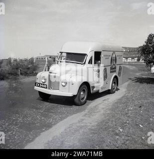 1953, historique, une camionnette de livraison Commer sur une route à Colombo, Celyon, Asie du Sud. Sur le côté de la camionnette, un bébé souriant portant une couronne avec la ligne de démarcation, « The Food of Royal Babies » et des boîtes de lait Cow & Gate. Agents uniques : Darley Butler & Co Ltd, Queen St, Colombo. Le Cow & Gate « Smiler », un bébé heureux et sain, est apparu pour la première fois sur les emballages de produits et les publicités dans les années 1930 Le «Royal Baby ; avec une couronne sur sa tête remonte à 1937 et au couronnement du roi de Briitsh George VI, lorsque la société de journaux anglaise a commencé à utiliser «l'association royale» pour approuver leur lait maternel. Banque D'Images