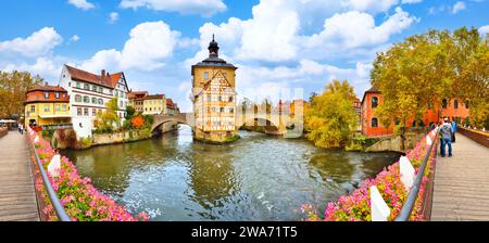 Vue panoramique sur l'ancien hôtel de ville avec pont supérieur entre les magnifiques maisons de ville et le Residence Palace à Bamberg, en Allemagne Banque D'Images