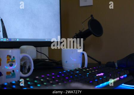 Dublin, Irlande - 3 janvier 2024 : une photo d'un bureau de jeu configuré avec cupsm un clavier, un micro et un écran d'ordinateur. Banque D'Images