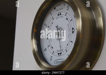 Dublin, Irlande - 3 janvier 2024 : une photo rapprochée d'une horloge à marée métallique en bronze se branchant sur le mur. Banque D'Images