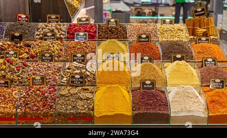 Épices et mélange de thé aux herbes sèches au marché égyptien à Istanbul en Turquie Banque D'Images