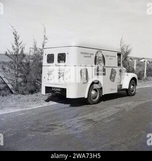 1953, historique, une camionnette de livraison Commer sur une route à Colombo, Celyon, Asie du Sud. Sur le côté de la camionnette, un bébé souriant portant une couronne avec la ligne de démarcation, « The Food of Royal Babies » et des boîtes de lait Cow & Gate. Agents uniques : Darley Butler & Co Ltd, Queen St, Colombo. Le Cow & Gate « Smiler », un bébé heureux et sain, est apparu pour la première fois sur les emballages de produits et les publicités dans les années 1930 Le «Royal Baby ; avec une couronne sur sa tête remonte à 1937 et au couronnement du roi de Briitsh George VI, lorsque la société de journaux anglaise a commencé à utiliser «l'association royale» pour approuver leur lait maternel. Banque D'Images