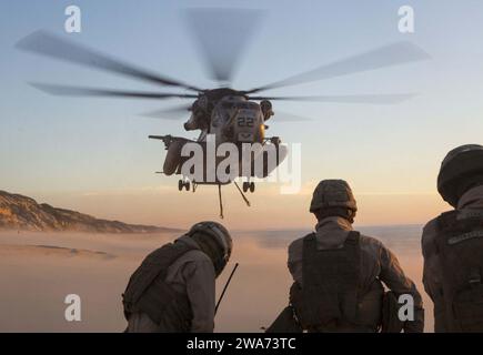 Forces militaires AMÉRICAINES. 151029WC184-004 PINHEIRO DA CRUZ, PRAIA DA RAPOSA, Portugal – les Marines américains avec l’équipe de soutien aux hélicoptères, le détachement de soutien à l’atterrissage, la 26e unité expéditionnaire des Marines, embarquent à bord du navire amphibie USS Arlington (LPD 24) préparez-vous contre le sable soufflé autour d'eux alors qu'un CH-53E Super Stallion avec Marine Medium Tilt rotor Squadron 162 (VMM-162), 26th MEU, embarqué à bord de l'USS Arlington, approche lors d'un exercice d'entraînement au levage externe à Pinheiro Da Cruz, Praia Da Raposa Beach, Portugal, le 22 octobre 2015, lors de Trident Juncture 15. Trident Juncture est Banque D'Images