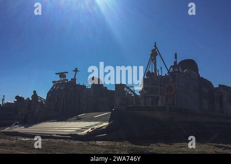 Forces militaires AMÉRICAINES. 151026AW179-437 DOGANBEY, Turquie (26 octobre 2015) Un engin de débarquement, coussin d'air du navire d'assaut amphibie USS Kearsarge (LHD 3) est assis hors coussin pendant l'exercice Egemen 2015 à Doganbey, Turquie, le 26 octobre. Egemen est un exercice amphibie dirigé et hébergé par la Turquie conçu pour augmenter les compétences tactiques et l'interopérabilité entre les participants. (Photo du corps des Marines des États-Unis par le caporal Joshua W. Brown/libéré) Banque D'Images