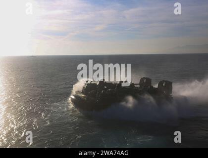 Forces militaires AMÉRICAINES. 151027AW179-063 MER ÉGÉE (27 octobre 2015) – Un coussin d’air d’embarcation de débarquement avec l’unité d’embarcation d’assaut 4 embarque à Doganbey, en Turquie, pour soutenir les Marines et les marins avec la 26e unité expéditionnaire des Marines menant un assaut amphibie au cours de l’exercice Egemen 2015 octobre 27. Egemen est un exercice amphibie dirigé et hébergé par la Turquie conçu pour augmenter les compétences tactiques et l'interopérabilité entre les participants. (Photo du corps des Marines des États-Unis par le caporal Joshua W. Brown/libéré) Banque D'Images