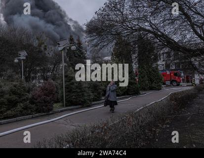 Kiev, Ukraine. 2 janvier 2024. De la fumée s'élève d'une attaque massive de missiles à Kiev, en Ukraine. (Image de crédit : © Svet Jacqueline/ZUMA Press Wire) USAGE ÉDITORIAL SEULEMENT! Non destiné à UN USAGE commercial ! Banque D'Images