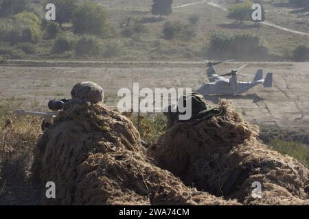 Forces militaires AMÉRICAINES. 151027OQ277-046 DOGANBEY, Turquie (27 octobre 2015) des tireurs d'élite turcs fournissent des tirs de couverture tandis que des Marines américains affectés à la Golf Company, 26e unité expéditionnaire des Marines, débarquent d'un MV-22B Osprey lors d'un assaut amphibie conjoint dans le cadre de l'exercice Egemen 2015 à Doganbey, Turquie, le 27 octobre. Egemen est un exercice amphibie dirigé et hébergé par la Turquie conçu pour augmenter les compétences tactiques et l'interopérabilité entre les participants. La 26e Marine Expeditionary Unit est déployée dans la zone de la 6e flotte pour soutenir les intérêts de sécurité nationale des États-Unis en Europe. (U.S. Marine Co Banque D'Images