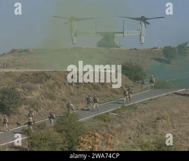 Forces militaires AMÉRICAINES. 151027OQ277-048 DOGANBEY, Turquie (27 octobre 2015) les Marines américains affectés à la compagnie de golf, à l'équipe de débarquement du bataillon 2/6, à la 26e unité expéditionnaire des Marines et aux Marines turcs se déplacent vers leurs positions d'assaut lors d'un assaut amphibie conjoint dans le cadre de l'exercice Egemen 2015 à Doganbey, Turquie, le 27 octobre. Egemen est un exercice amphibie dirigé et hébergé par la Turquie conçu pour augmenter les compétences tactiques et l'interopérabilité entre les participants. La 26e Marine Expeditionary Unit est déployée dans la zone de la 6e flotte pour soutenir les intérêts de sécurité nationale des États-Unis en Europe. (U.S. Marine C Banque D'Images