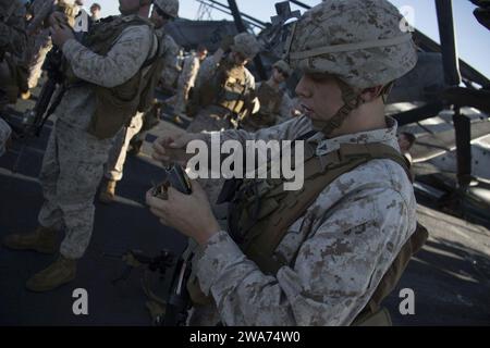 Forces militaires AMÉRICAINES. 151031CV548-016 MER MÉDITERRANÉE (31 octobre 2015) le caporal Nicholas M. Villanueva, un canonnier d'artillerie de campagne de la batterie Echo de l'équipe de débarquement du bataillon 2/6, 26th Marine Expeditionary Unit (MEU), charge des munitions dans un magasin lors d'un exercice de tir réel à bord du navire amphibie USS Arlington (LPD 24) le 31 octobre 2015. Arlington et le 26th MEU mènent des opérations navales dans la zone d'opérations de la 6th Fleet des États-Unis à l'appui des intérêts de sécurité nationale des États-Unis en Europe. (Photo du corps des Marines des États-Unis par le caporal Jeraco J. Jenkins/libéré) Banque D'Images