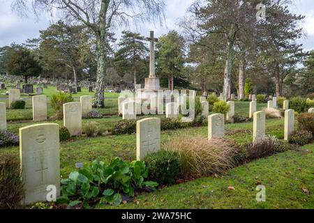 Tombes de guerre du Commonwealth et pierres tombales ou pierres tombales dans le cimetière de Magdalen Hill, Winchester, Hampshire, Angleterre, Royaume-Uni Banque D'Images