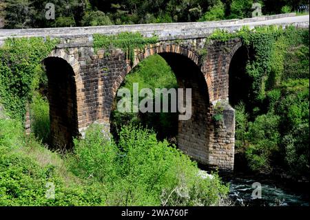 A Pobra de Trives, pont romain au-dessus de la rivière Bibei ou Bibey. Province d'Ourense, Galice, Espagne. Banque D'Images