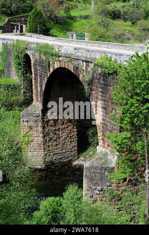 A Pobra de Trives, pont romain au-dessus de la rivière Bibei ou Bibey. Province d'Ourense, Galice, Espagne. Banque D'Images