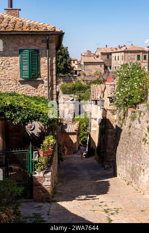 Ruelle étroite à la muraille de la ville de Volterra, Toscane en Italie Banque D'Images