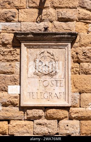 Ancienne enseigne de bureau de poste avec une étoile socialiste à Volterra, Italie Banque D'Images