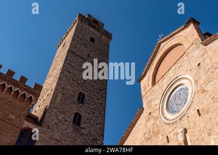 Place principale Piazza del Duomo à San Gimignano avec ses célèbres tours de palais, la grande tour du Palazzo Comunale et la cathédrale dans le centre, Italie Banque D'Images