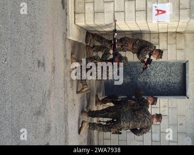 Forces militaires AMÉRICAINES. 160122CC999-001 STATION NAVALE DE ROTA, Espagne (22 janvier 2016) de gauche à droite: le Cpl Mark Bedoya, le Cpl Ryan Falloran, le Cpl Marlon Heskett et le Cpl Brandon Nichols, affectés au cinquième peloton de la flotte de la Compagnie d’équipe de sécurité antiterroriste, Europe, participent à des opérations militaires sur un entraînement de soutien en terrain urbain à bord de la base navale de Rota, en Espagne, le 22 janvier 2016. Le cinquième peloton, dont le siège se trouve à Rota (Espagne), mène des opérations expéditionnaires de réponse rapide contre le terrorisme et de sécurité afin de protéger les ressources nationales et navales vitales. (Photo du corps des Marines des États-Unis Banque D'Images