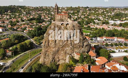 Drone photo rocher Saint-Michel, Rocher Saint-Michel d'Aiguilhe le Puy-en-Velay France Europe Banque D'Images