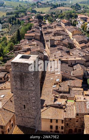 Large vue panoramique sur le centre-ville de San Gimignano, Torre Ficarelli dans le centre, vu de Torre Grosso, Italie Banque D'Images