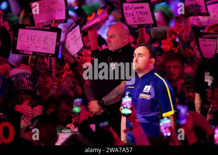 Luke Littler joue Rob Cross (non représenté) le 15e jour du Championnat du monde de fléchettes Paddy Power à Alexandra Palace, Londres. Date de la photo : mardi 2 janvier 2024. Banque D'Images