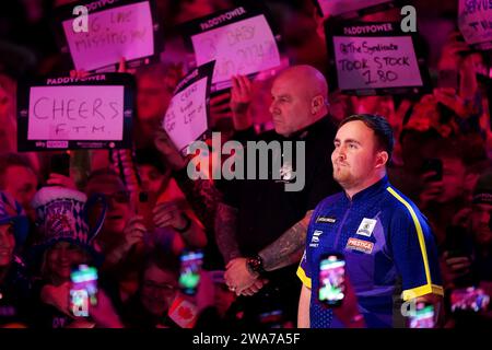 Luke Littler joue Rob Cross (non représenté) le 15e jour du Championnat du monde de fléchettes Paddy Power à Alexandra Palace, Londres. Date de la photo : mardi 2 janvier 2024. Banque D'Images