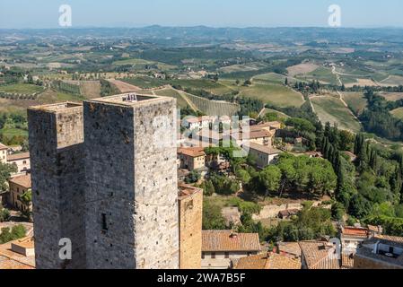 Large vue panoramique sur le centre-ville de San Gimignano, Torri dei Salvucci dans le centre, vu de Torre Grosso, Italie Banque D'Images