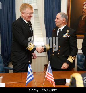 Forces militaires AMÉRICAINES. 160223-ZZ999-009 ATHÈNES, Grèce (le 23 février 2016) Vice-SMA James Foggo, III, Commandant, 6e flotte américaine, à gauche, et le vice-amiral Georgios Giakoumakis, chef d'état-major général de la marine hellénique, serrent la main lors d'une réunion au ministère hellénique de la Défense nationale le 23 février 2016. Foggo était à Athènes pour la signature d'un accord pour la construction et l'exploitation d'une nouvelle installation de démagnétisation en eau profonde qui aidera les navires des États-Unis, de la Grèce, de l'OTAN et d'autres pays à maintenir leur disponibilité opérationnelle. La 6e flotte américaine, dont le siège est à Naples, en Italie, mène le spectre complet de Banque D'Images