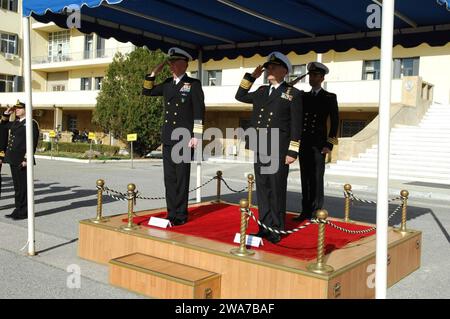 Forces militaires AMÉRICAINES. 160223-ZZ999-003 ATHÈNES, Grèce (le 23 février 2016) Vice-SMA James Foggo, III, Commandant, 6e flotte américaine, à gauche, et le vice-amiral Georgios Giakoumakis, chef de l'état-major général de la marine hellénique, rendent les honneurs au ministère hellénique de la Défense nationale le 23 février 2016. Foggo était à Athènes pour la signature d'un accord pour la construction et l'exploitation d'une nouvelle installation de démagnétisation en eau profonde qui aidera les navires des États-Unis, de la Grèce, de l'OTAN et d'autres pays à maintenir leur disponibilité opérationnelle. La 6e flotte américaine, dont le siège social est à Naples, en Italie, mène le spectre complet de joint et n Banque D'Images