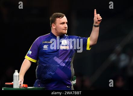 Luke Littler joue Rob Cross (non représenté) le 15e jour du Championnat du monde de fléchettes Paddy Power à Alexandra Palace, Londres. Date de la photo : mardi 2 janvier 2024. Banque D'Images