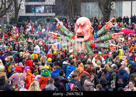 Rosenmontagszug in Düsseldorf, Strassenkarneval, Motivwagen im Karneval, von Wagenbauer Jacques Tilly, Thema Ukraine Krieg, Vladimir Poutine beschimpft Banque D'Images