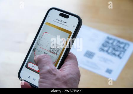 Image symbolique d'une ordonnance électronique, prescription délivrée par un médecin, avec QR code, est scanné à l'aide d'un téléphone portable et d'une application spéciale, le code est le Banque D'Images