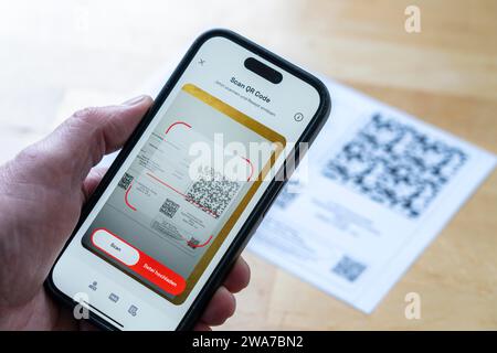 Image symbolique d'une ordonnance électronique, prescription délivrée par un médecin, avec QR code, est scanné à l'aide d'un téléphone portable et d'une application spéciale, le code est le Banque D'Images