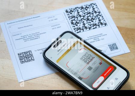 Image symbolique d'une ordonnance électronique, prescription délivrée par un médecin, avec QR code, est scanné à l'aide d'un téléphone portable et d'une application spéciale, le code est le Banque D'Images