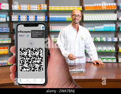 Image symbolique d'une ordonnance électronique, prescription délivrée par un médecin, avec QR code, est scanné à l'aide d'un téléphone portable et d'une application spéciale, le code est le Banque D'Images